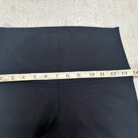 Black lululemon leggings size 6 - Picture 4 of 4